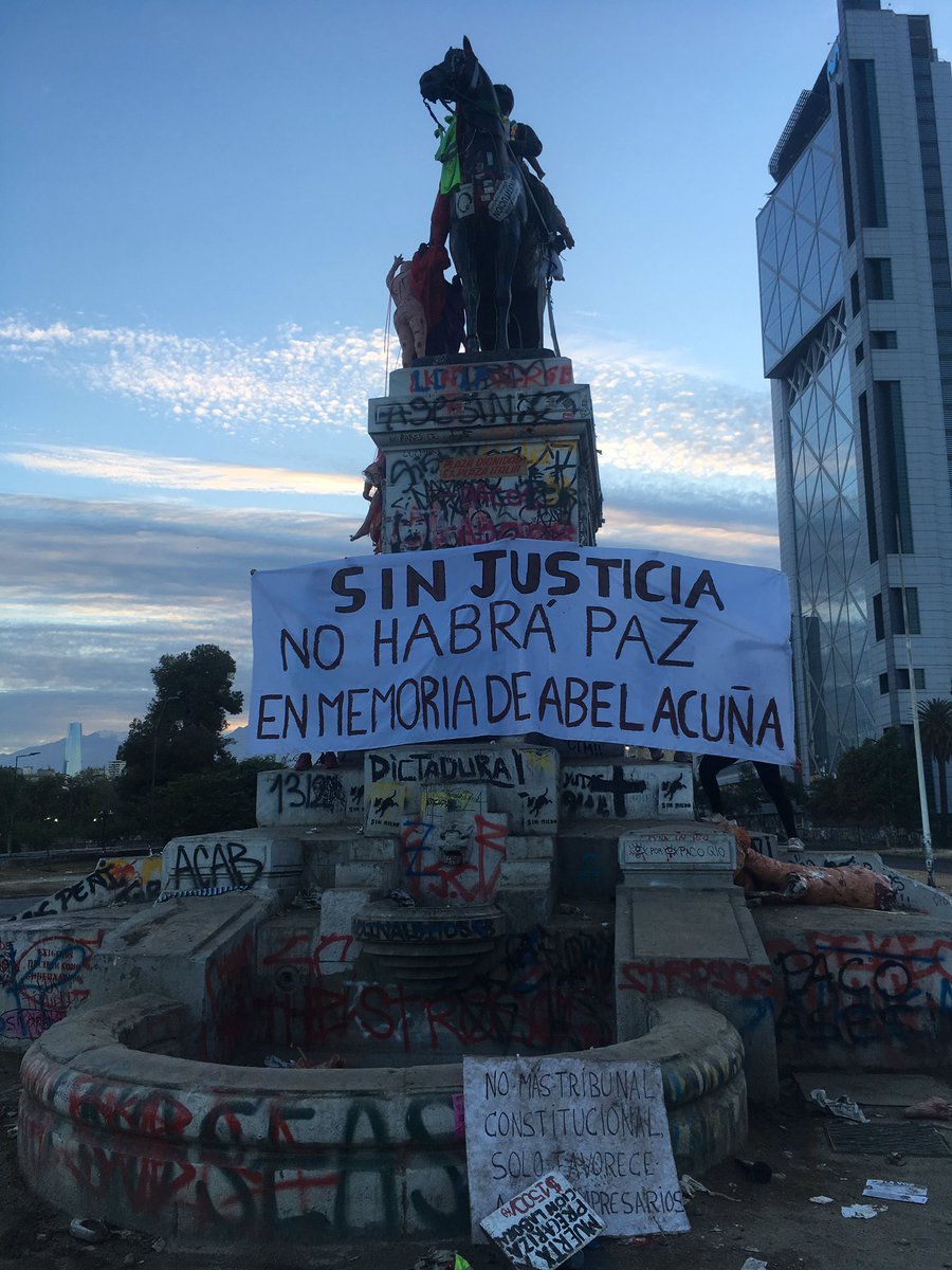 Rindignada's tweet photo. Hoy plaza Italia no amanece con la falsedad de ayer. Sin justicia no habrá paz. Por Abel Acuña y todos los caídos. @NosoylaPili https://t.co/jwFZfo3wIB