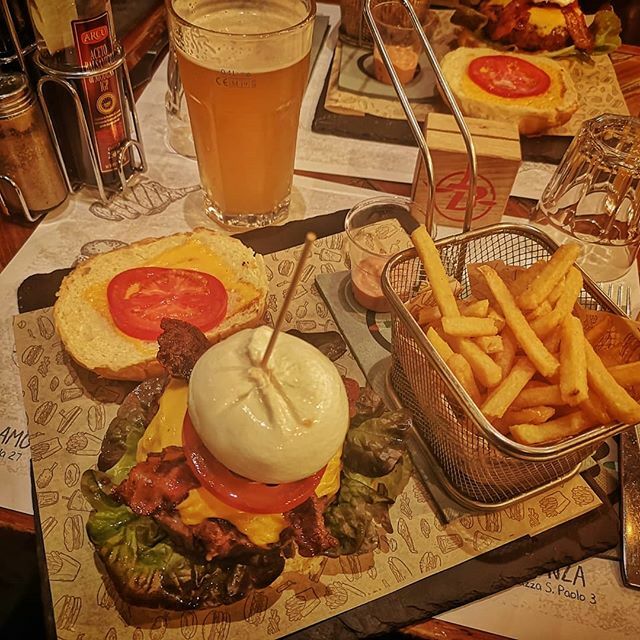 Magiko883's tweet photo. #foodstgram #milano #hamburger #280gr #burrata #food #foodporn #foodgasm #foodphotography #foodlover #beer #potatoes #cheddar https://t.co/XL4Kt3icIB https://t.co/KLXI1JEws3