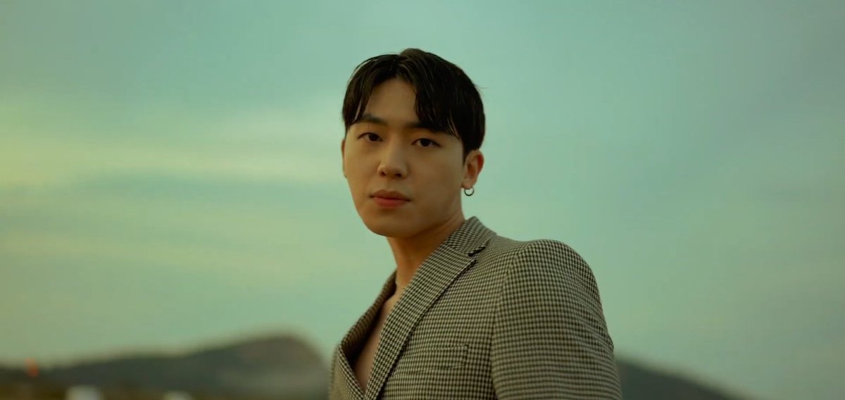 QistinaCJ's tweet photo. [Changjo Solo] Oh mannn, look at his fierce eyes, angels be careful he on his way to steal our heart💜💜
#DEARCHANGJODAY #종현이_엔젤의_행복 #기다려 #창조 #틴탑 #NeverAnything https://t.co/h8VZvZGyz3