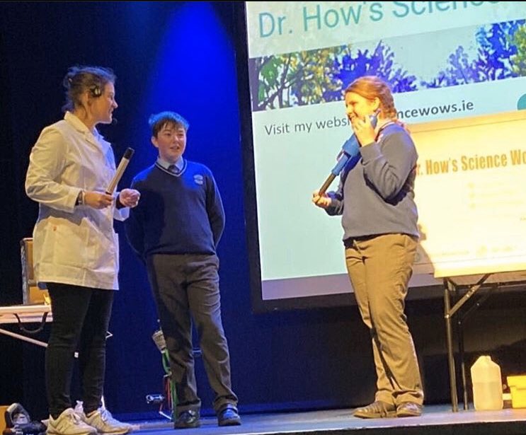 MTUScience4Life's tweet image. We were delighted to welcome The Eccentric Energy Show to @CIT_ie yesterday facilitated by Dr Naomi Lavelle @sciencewows of 
Dr. How's Science Wows as part of #ScienceWeek
Our schools in attendance had a ball!

(Thanks to @gcmhuireag for their photos) 
#STEMCIT