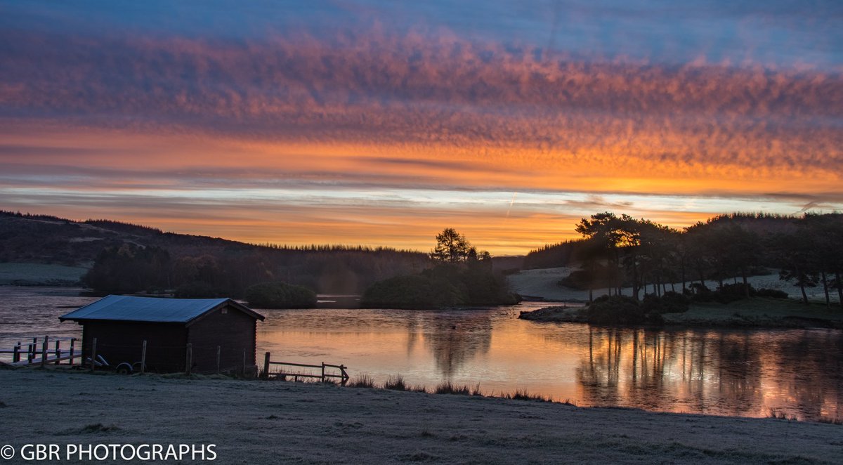 discinverclyde's tweet photo. "Dawn at Knapps Loch"
Thanks to @GBRPhotos for the photo
#Sunrise #KnappsLoch #Kilmacolm #Inverclyde #Scotland #ScotlandIsNow #VisitScotland #LoveScotland #DiscoverInverclyde #RiverClyde #YCW2020 #westcoastwaters #Outdoors https://t.co/S6LTjW3sDl