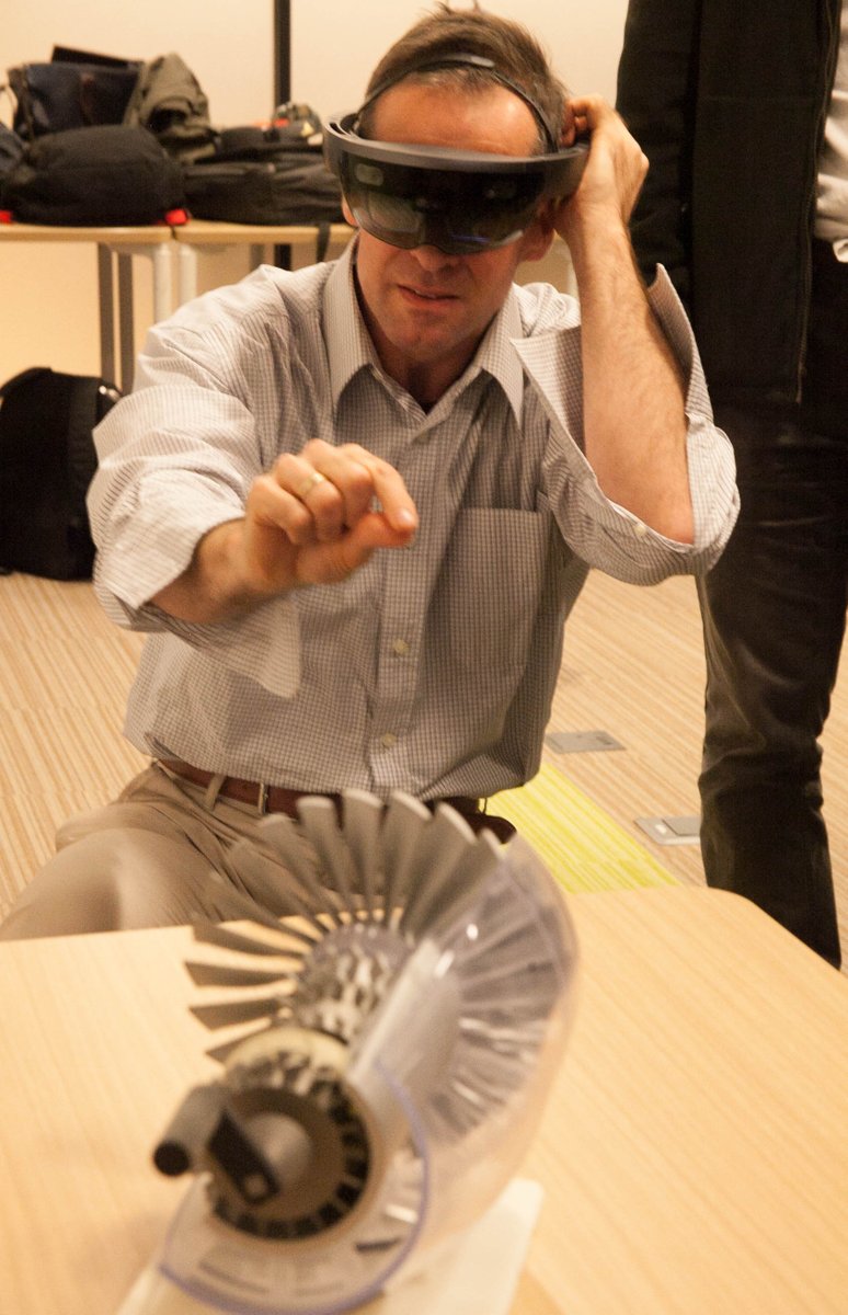 kuronekodaisuki's tweet photo. #MRGlobalMeetup19 3D CADで作ったデータを3Dプリンタで出力、と元のモデルをHoloLensで各部分の操作 https://t.co/BvA6IdvdRi