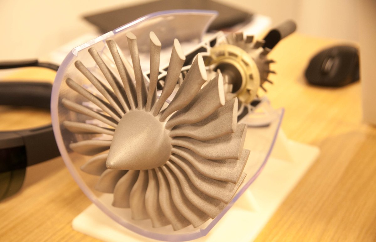 kuronekodaisuki's tweet photo. #MRGlobalMeetup19 3D CADで作ったデータを3Dプリンタで出力、と元のモデルをHoloLensで各部分の操作 https://t.co/BvA6IdvdRi