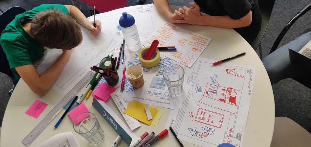 frogdesign's tweet photo. #Live from #frogMU’s Global @Designathons event—our 4 teams of young designers are in the ideation phase of finding #sustainable solutions to their chosen themes. #Designathon https://t.co/phJogKHVsK