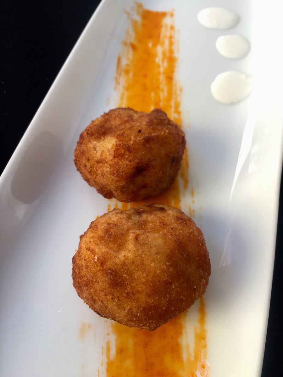 CalialAlimentos's tweet photo. El Expotrailer de @GobAragon está en #Calatayud. Descubre los Alimentos de Aragón con sello de #calial. Hoy estamos con Lorenzo Escartín de Casa Escartín que nos prepara unas croquetas de chorizo C ́alial de Melsa, cebolla dulce Fuencampo y AOVE Sierra de Luna. #ComparteElSecreto https://t.co/CqSGYJm9bk