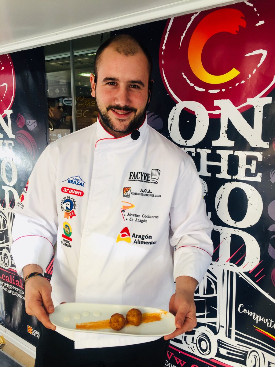 CalialAlimentos's tweet photo. El Expotrailer de @GobAragon está en #Calatayud. Descubre los Alimentos de Aragón con sello de #calial. Hoy estamos con Lorenzo Escartín de Casa Escartín que nos prepara unas croquetas de chorizo C ́alial de Melsa, cebolla dulce Fuencampo y AOVE Sierra de Luna. #ComparteElSecreto https://t.co/CqSGYJm9bk