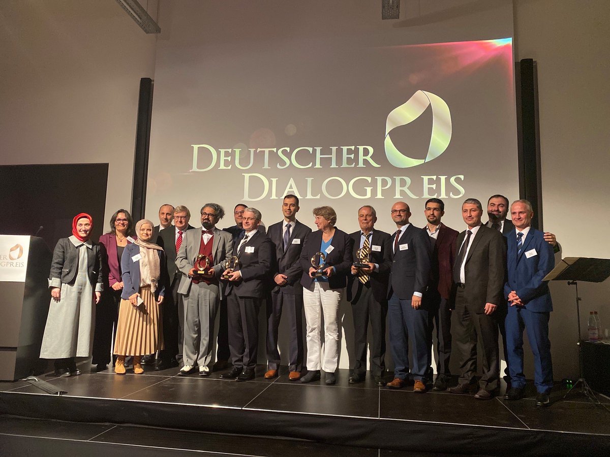 ForumDialog's tweet photo. Es war ein toller Abend!
#BDDI Deutscher Dialogpreis https://t.co/iaUByb4v51