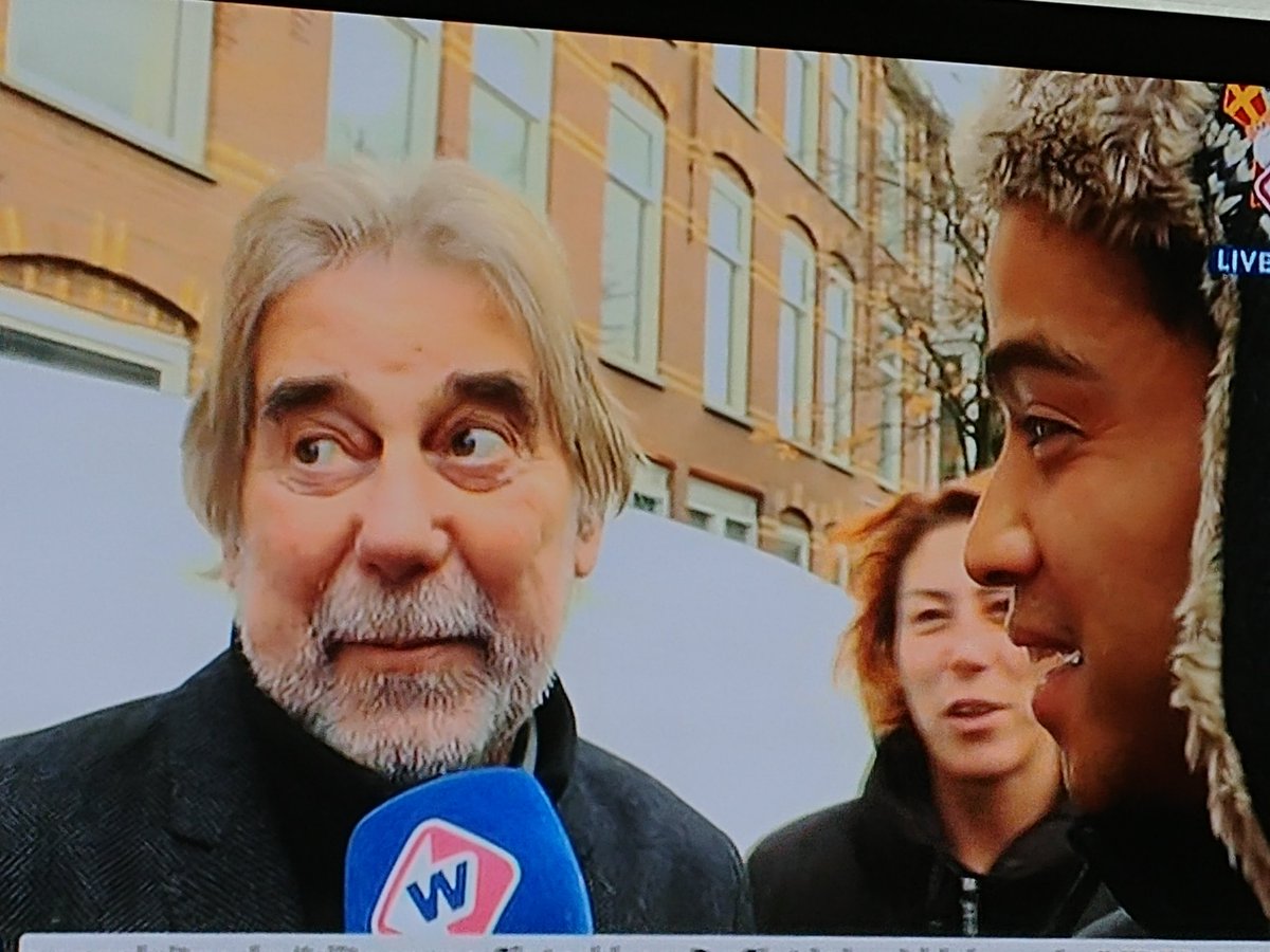 Sint maakt feestelijke entree in Den Haag. Zien we daar voormalig hoofdpiet Frans bij <a href="/curt_fortin/">Curt Fortin</a> staan? Rijen dik is het feest. Intocht live te volgen op <a href="/omroepwest/">Omroep West</a> <a href="/DenHaagFM/">Den Haag FM</a> online en TV. #Sinterklaas #Sinterklaasintocht <a href="/SinterklaasDH/">SinterklaasinDenHaag</a> met <a href="/PimMarkering/">Pim Markering</a>