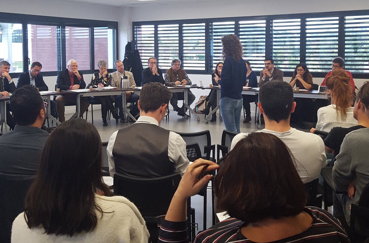 Trust_and_Go's tweet photo. Le jury est composé d'une quinzaine de professionnels : c'est impressionnant de pitcher devant eux mais les porteurs de projet s'en sortent très bien jusqu'à présent 👍 https://t.co/A72xjEedXE