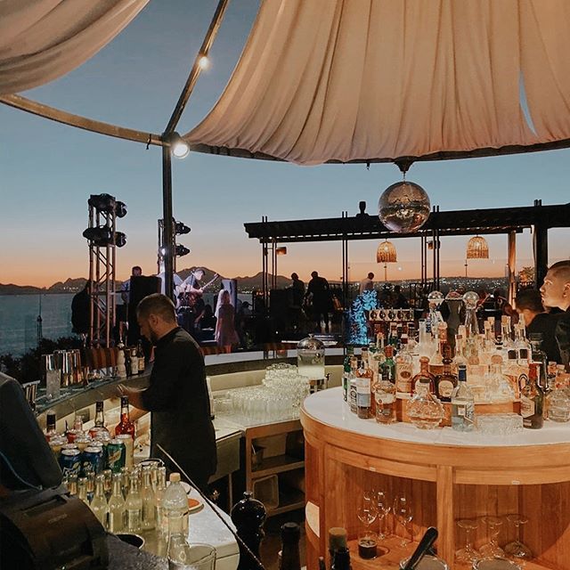 Pair your cocktail with amazing views right here at the Rooftop. spr.ly/60161MUl8. Photo: <a href="/bren_wright/">Brenda</a>