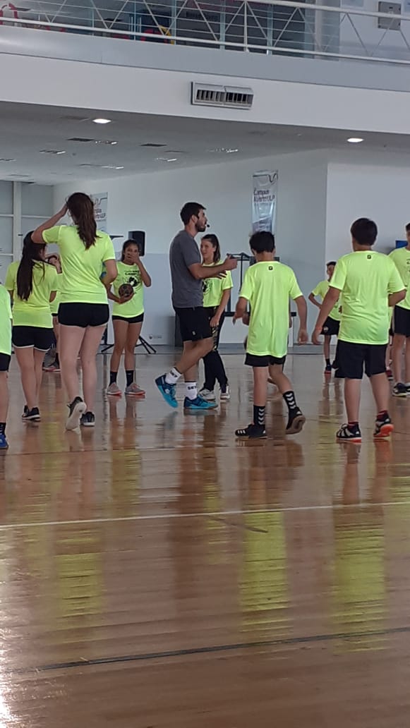 FedSanLuisHand's tweet photo. CAMPUS GO7
Con @seba_simon a la cabeza, se dio inicio a la 7° edición del Campus de entrenamiento de handball mas importante del país.
Participan 60 chicos de distintas provincias y se desarrollará en la Universidad de La Punta hasta el día lunes.
#CampusGO7 #SebaSimonet https://t.co/VDttwHmxLN