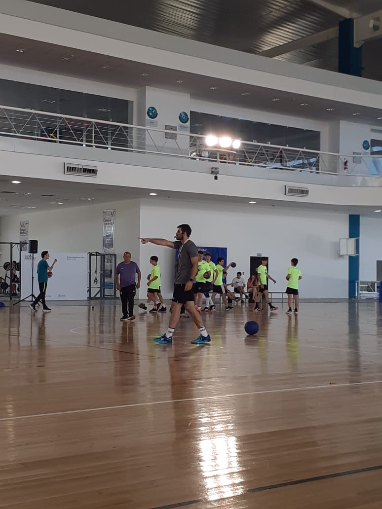 FedSanLuisHand's tweet photo. CAMPUS GO7
Con @seba_simon a la cabeza, se dio inicio a la 7° edición del Campus de entrenamiento de handball mas importante del país.
Participan 60 chicos de distintas provincias y se desarrollará en la Universidad de La Punta hasta el día lunes.
#CampusGO7 #SebaSimonet https://t.co/VDttwHmxLN