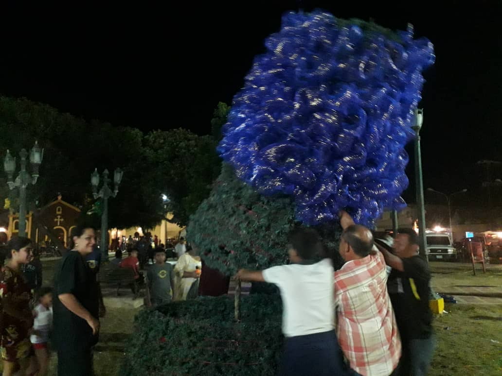 En el marco del inicio de las Navidades Guajira 2019 realizamos junto al personal de Servicios Públicos, Concejo Municipal, la Brigada Juvenil Zulia Mia y el poder popular una jornada de limpieza, pintura, alumbrado, e instalación adornos navideños #VenezuelaContraElFascismo