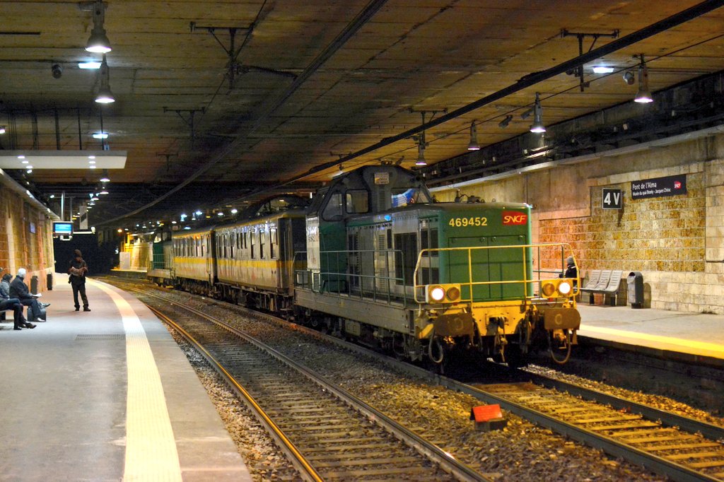 railpikture's tweet photo. Hier soir, c'était tournée #Mauzin213 et #IES171 sur le @RERC_SNCF dans Paris Intramuros ! 🚂 Au programme, auscultation des aiguilles de contre-sens sur la #VMI et la #TRG ! 🏗 Passage nocturne ci-dessous à Pont-de-l'Alma ! 📸 @ThomasThirobois https://t.co/T1iIohFQhK