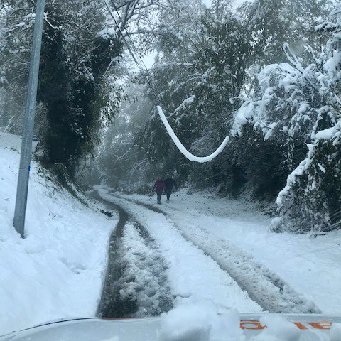 OrangeAuRA's tweet image. ⚠️❄️ #Neige #Drôme #Ardèche : amélioration significative 📶
➡️ rétablissement de 50% des clients fixes et 30% des clients internet qui étaient en panne. Amélioration du réseau mobile, il reste perturbé dans la Drôme. 
Nos équipes 100% mobilisées 👷‍♀️👷‍♂️
👉 bit.ly/32RWWdN