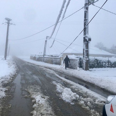 OrangeAuRA's tweet image. ⚠️❄️ #Neige #Drôme #Ardèche : amélioration significative 📶
➡️ rétablissement de 50% des clients fixes et 30% des clients internet qui étaient en panne. Amélioration du réseau mobile, il reste perturbé dans la Drôme. 
Nos équipes 100% mobilisées 👷‍♀️👷‍♂️
👉 bit.ly/32RWWdN