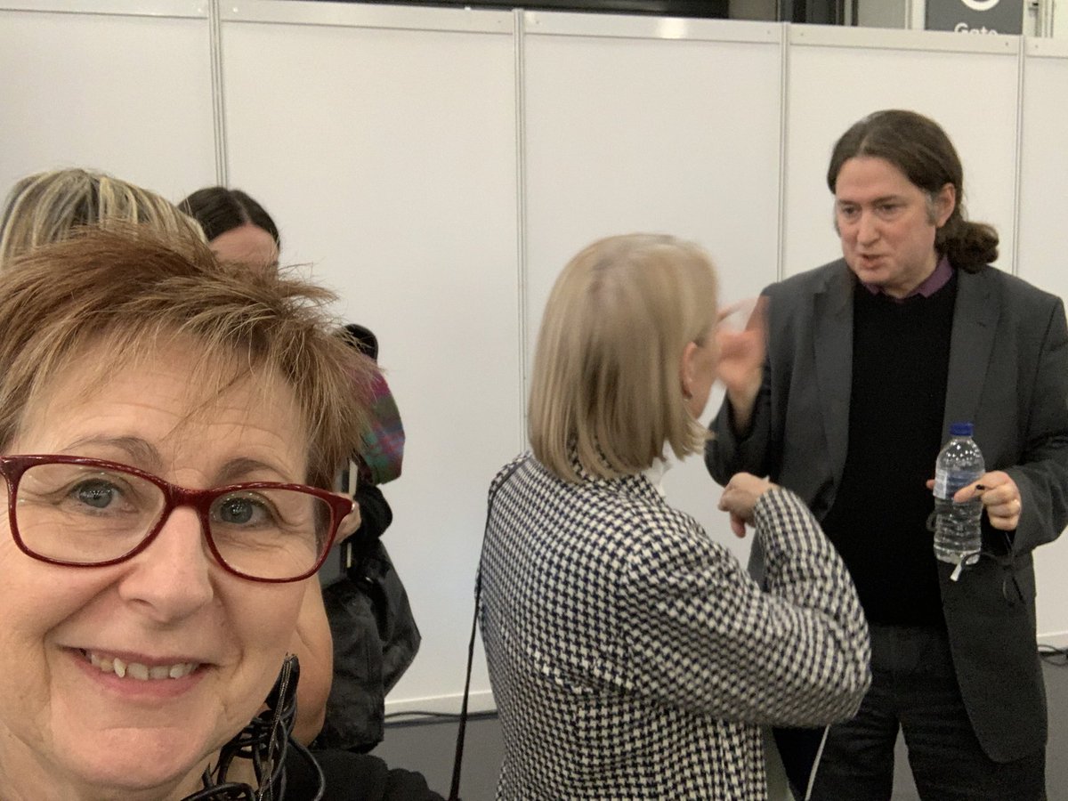LetsBuySomfings's tweet image. fangirling @joedale after the gig! Such a star. Soooo much content and a pro at the delivery! #techytips @LanguageShow @ajbmfl @allswmfl @ALL4language