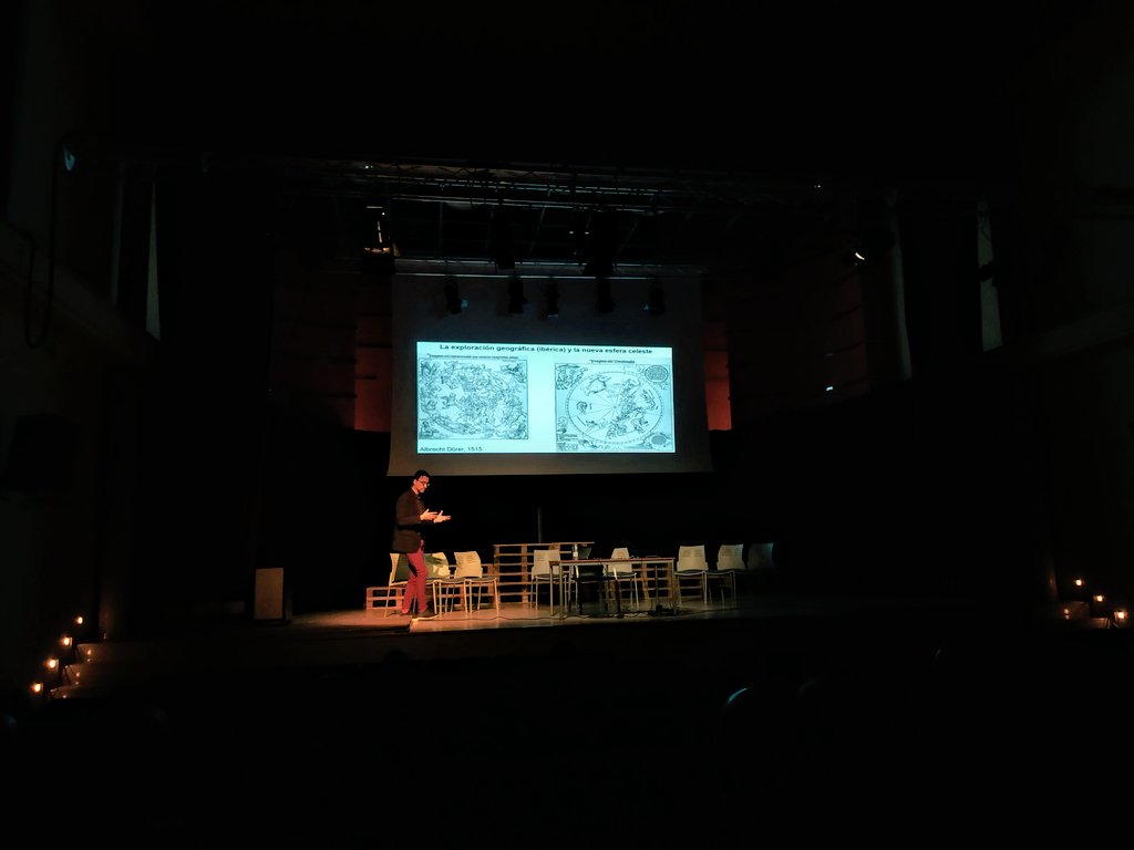 El astrofísico <a href="/David_Barrado/">David Barrado</a> profesor en <a href="/intaespana/">INTA</a> <a href="/C_Astrobiologia/">Centro Astrobiología</a> nos está proponiendo un apasionante viaje cosmológico, astronómico poético literario con "Literarura y Revolución Científica del S. XVII"  
#CienciayTeatro19 🎭📜📚✨🔭