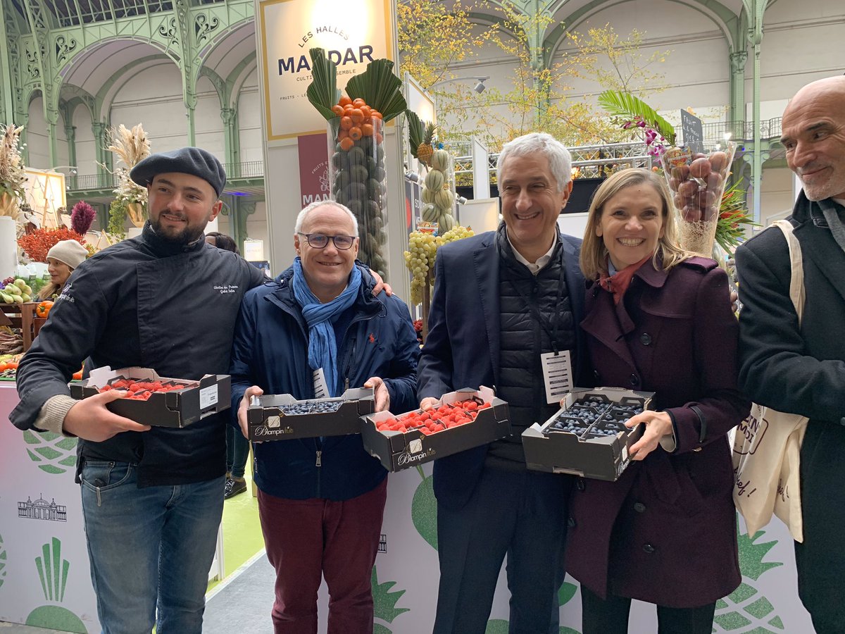 MikoAlain's tweet photo. Un grand merci à @AgnesRunacher pour sa visite sur notre stand @BlampinSolidair en compagnie de @slayani ! La vente de nos fruits @BoyerQualite sera entièrement reversée à l’association #PraderWilli ! Coup de 🎩 à nos amis @Monprimeur https://t.co/Yik93PLRPU