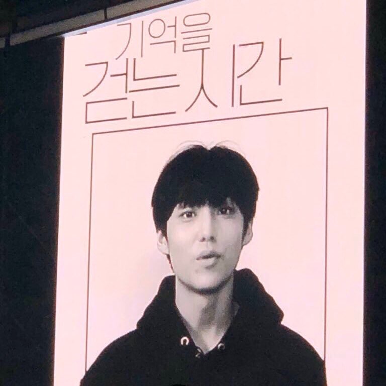 meownbn's tweet photo. They even already filmed for this vcr at vlive awards .. it’s hurts 😭😭 https://t.co/607x4fUV6n