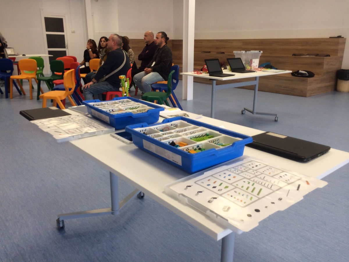 FEDACManresa's tweet photo. A @FEDACManresa  experimentem el projecte en tallers participatius amb docents i alumnes de les @EscolesFEDAC #avuixdemà20204 #Tactil https://t.co/EGRtP9Mqid