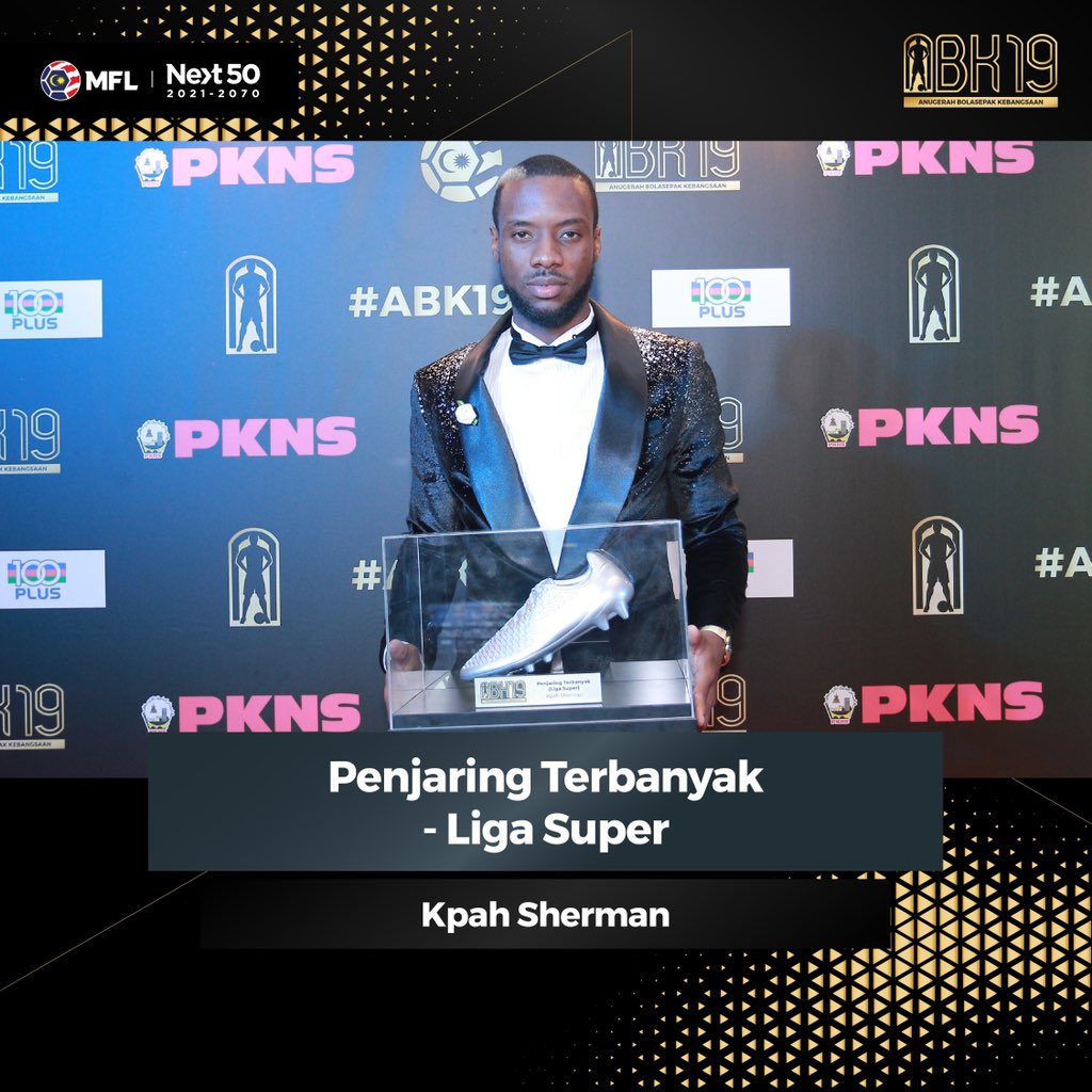 MFL_MY's tweet photo. ๐ ANUGERAH BOLASEPAK KEBANGSAAN 2019
๐ธ Antara anugerah yang disampaikan semasa acara karpet merah ABK19 malam tadi.
#ABK19 https://t.co/0TgvJv6Paj