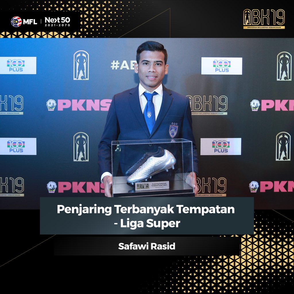 MFL_MY's tweet photo. ๐ ANUGERAH BOLASEPAK KEBANGSAAN 2019
๐ธ Antara anugerah yang disampaikan semasa acara karpet merah ABK19 malam tadi.
#ABK19 https://t.co/0TgvJv6Paj
