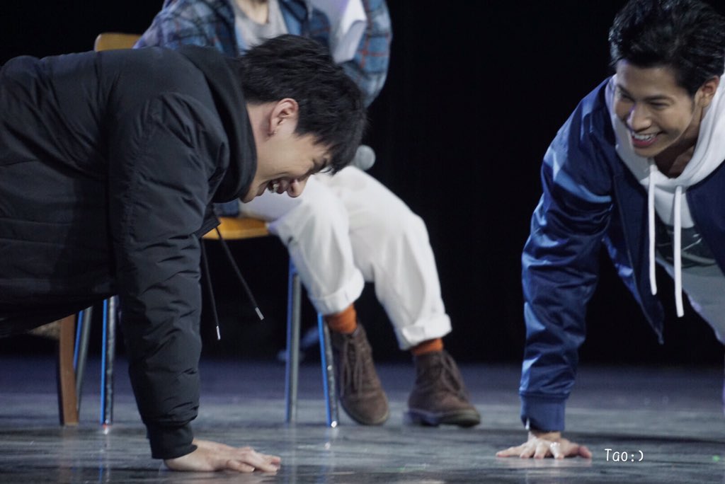 dorothy0615's tweet photo. push up💪🏻
ㅎㅎㅎㅎㅎㅎㅎ
#KristSingtoFMinChengdu 
#SingtoPrachaya 
#KristPerawat 
#kristsingto https://t.co/Zt79OYiKfZ