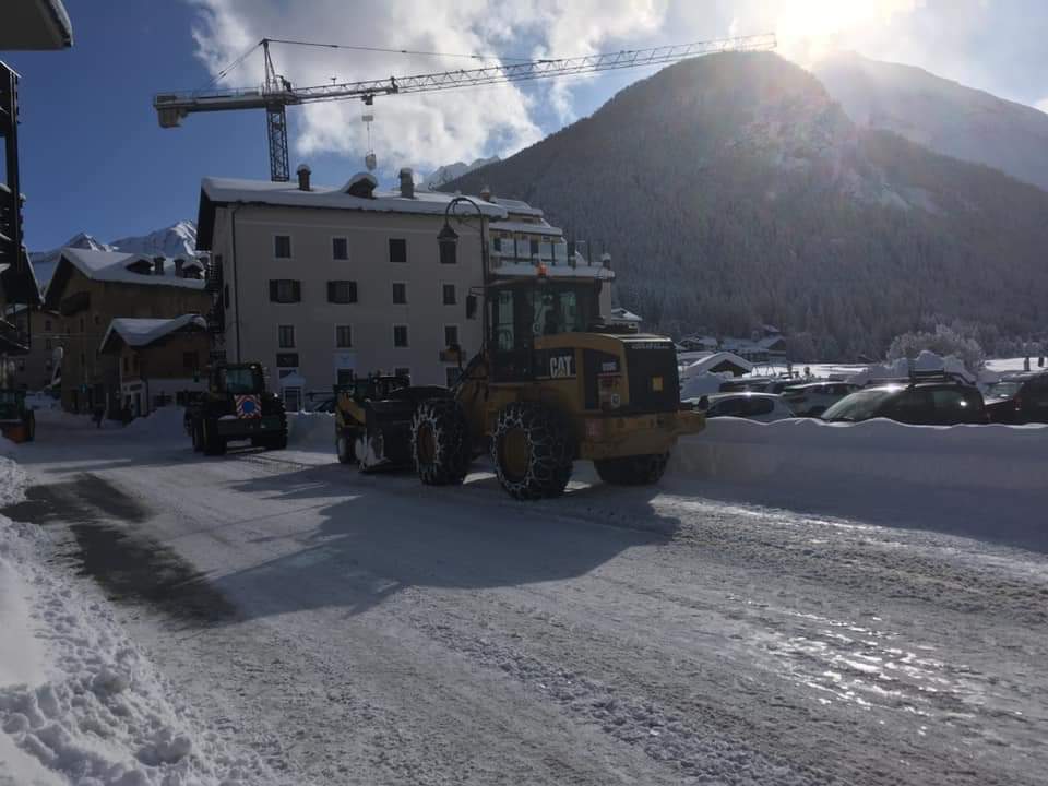 Con i circa 70 cm di neve caduti❄️ nelle ultime 48 ore sono in corso le operazioni di pulizia di piazzali e marciapiedi. Intanto è tornato io sole☀️