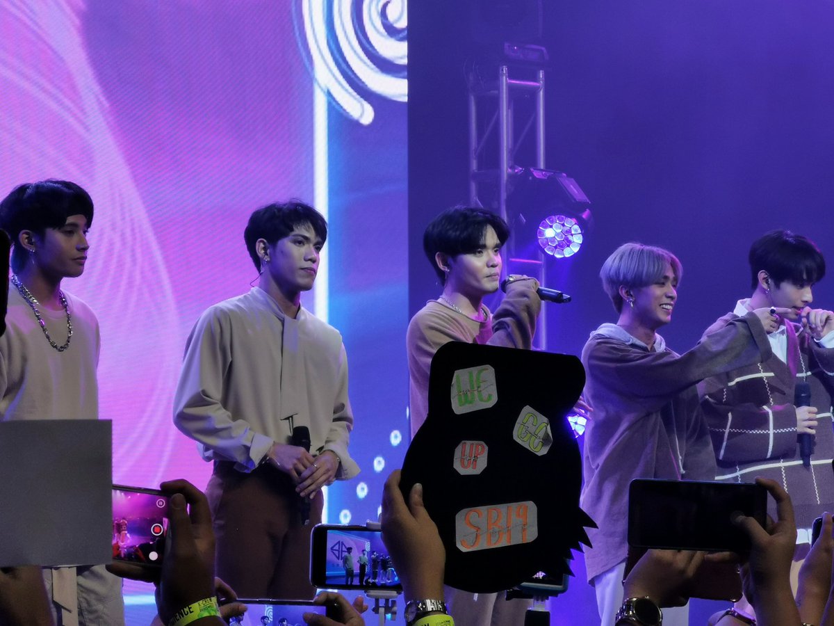 AteDngMahalima's tweet photo. Halaaa ba't di sila nagpalit ng damit from Korea Fits You to KCrew Dance Fest? Natuyuan na sila ng pawis. Baka magkasakit sila. The ate in me is so concerned. Sana nagbaon sila ng extra set of clothes. 

@SB19Official #SB19atKCrewDanceFest
Photos from @AteNgSB19 &amp; @JustinTime_98 https://t.co/20M3ucZS5c