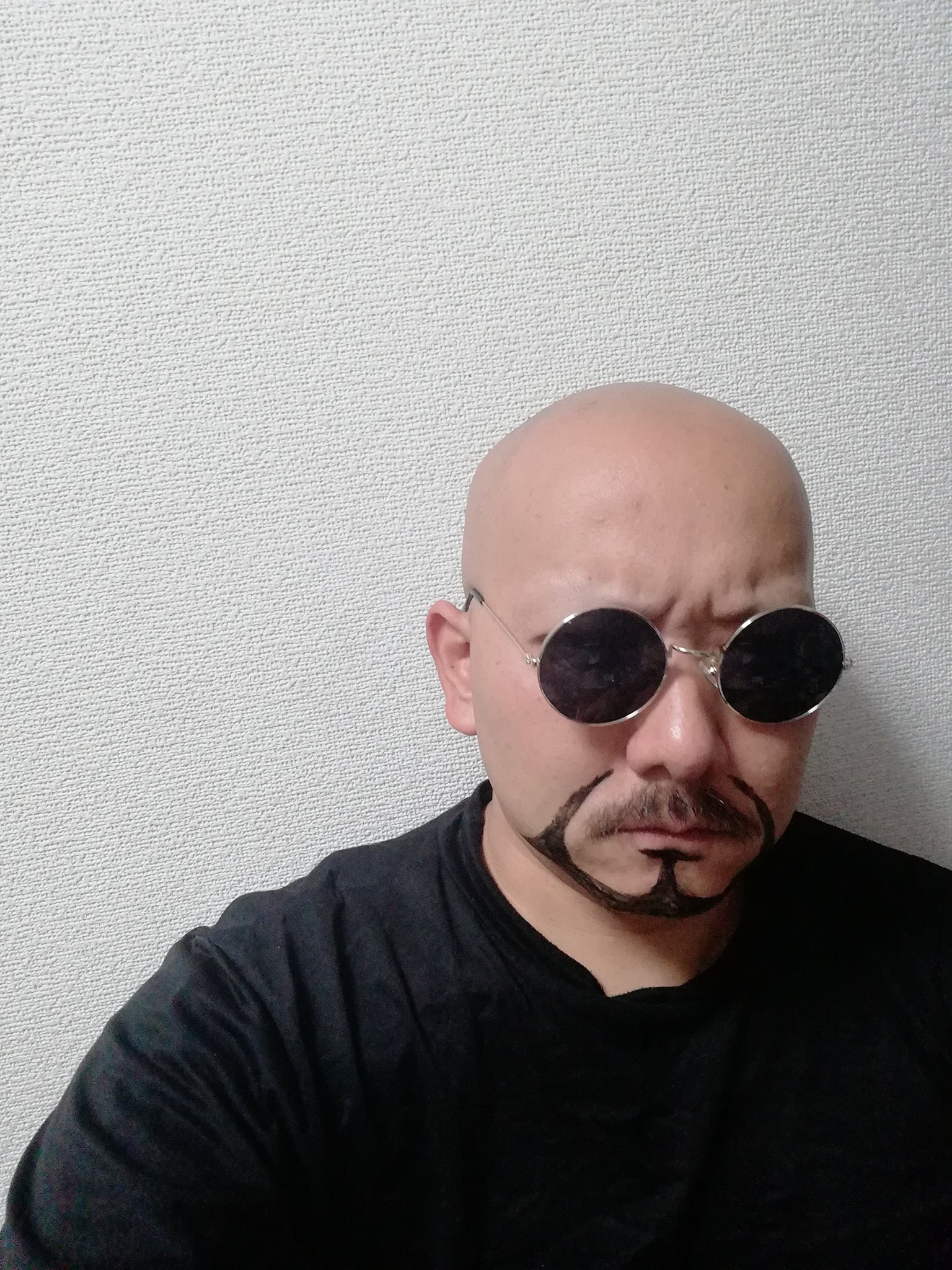がち ダッチ丸眼鏡だとなんか違う気がするが ゴーグルサングラスで丸が小さめの中々うってないしゴーグル部分自作かなぁ 口上の髭ないから海坊主との両立ができないのネック あとドーランだっけ肌の色つける奴 あれの焦げ茶か茶色買わないと