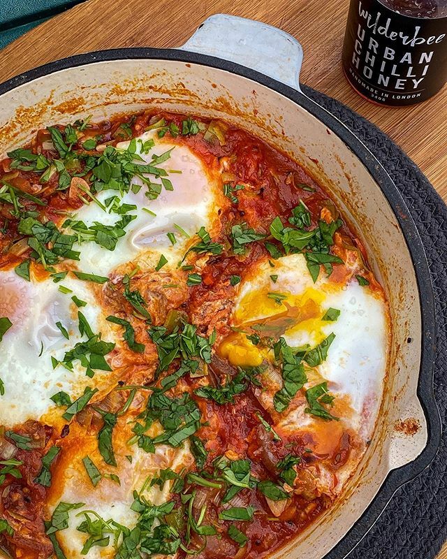 TimPatten2's tweet image. Shakshuka - a North African dish of stewed tomatoes and poached eggs in the tomato liquid. Super simple to make and bloody delicious 🤤 on a weekend morning. Great to use with left of ends like leeks and peppers. Serve with a sprinkle of herbs and toa… ift.tt/2CQWBgJ