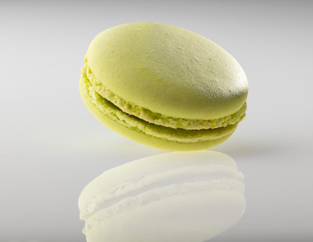 The essence of autumn: our pear and cinnamon macaron, filled with a cinnamon and white chocolate ganache spr.ly/601113cxd
