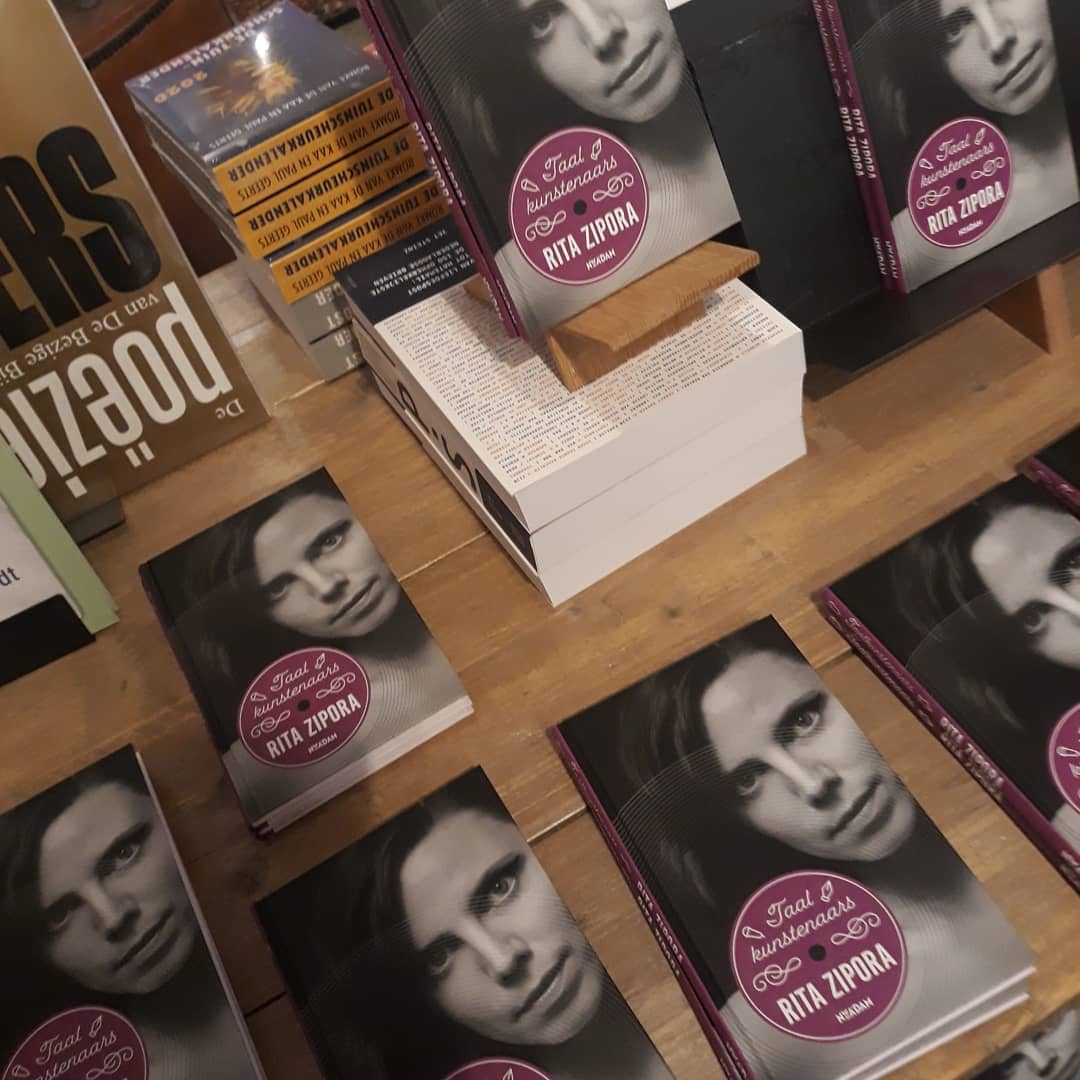 Gisteravond was in de prachtige <a href="/BoekhvanPampus/">BoekhandelVanPampus</a> de muzikale boekpresentatie van <a href="/RitaZipora/">Rita Zipora</a> 🎶 #taalkunstenaars