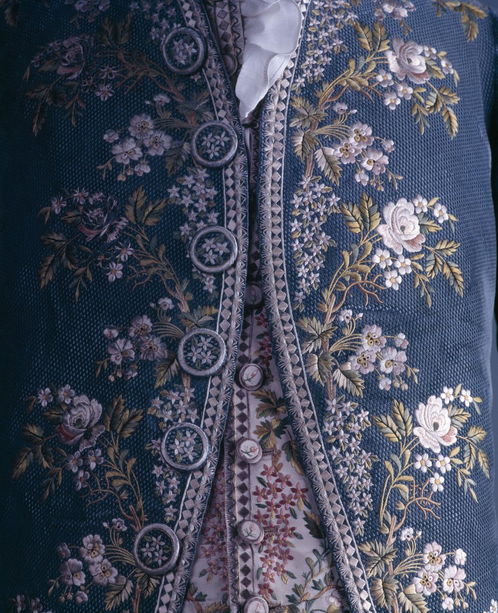 BMAGimages's tweet image. What buttons! What a suit! Man&apos;s coat, waistcoat and breeches, dating from c.1770-1790. #ButtonDay