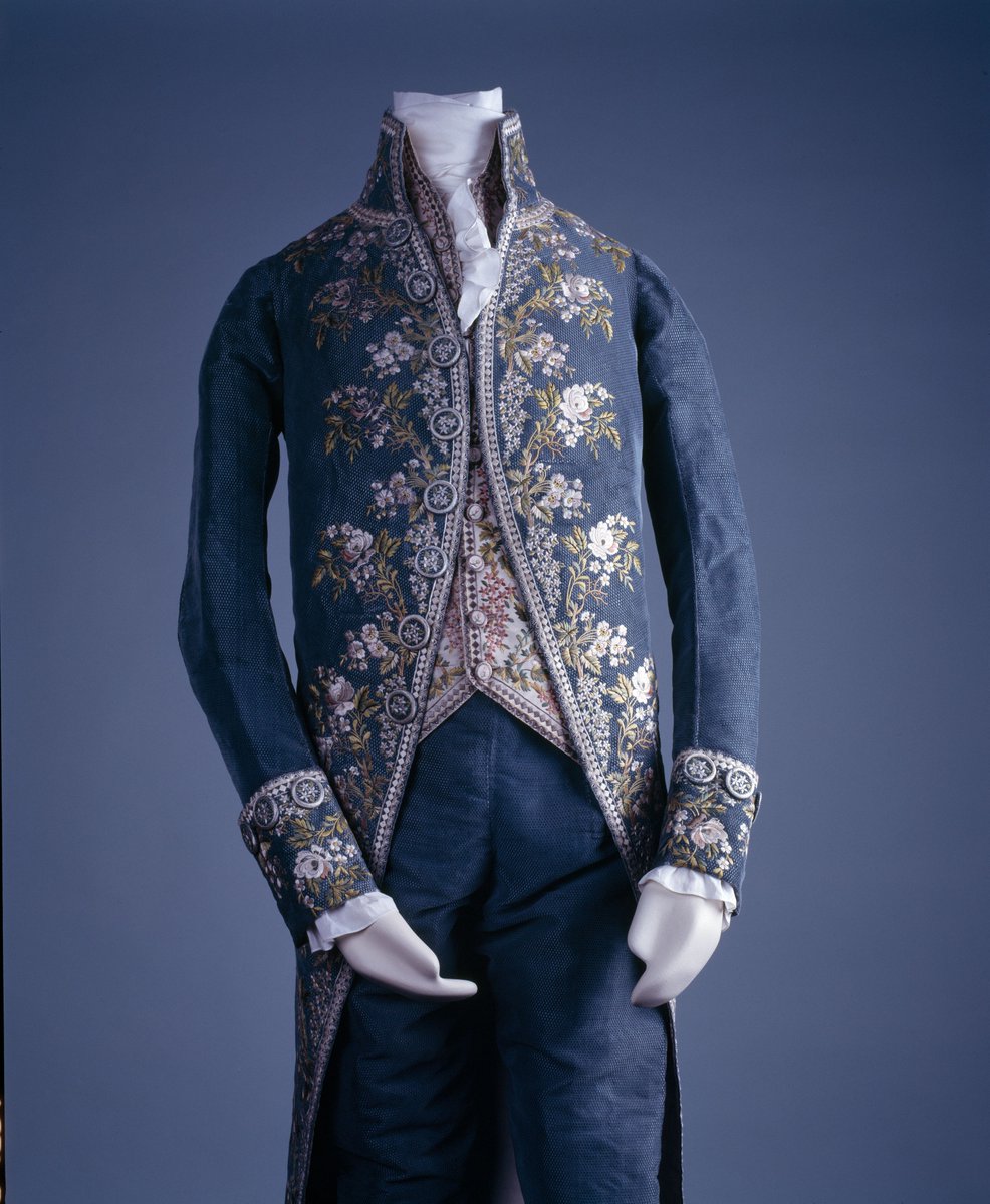 BMAGimages's tweet image. What buttons! What a suit! Man&apos;s coat, waistcoat and breeches, dating from c.1770-1790. #ButtonDay