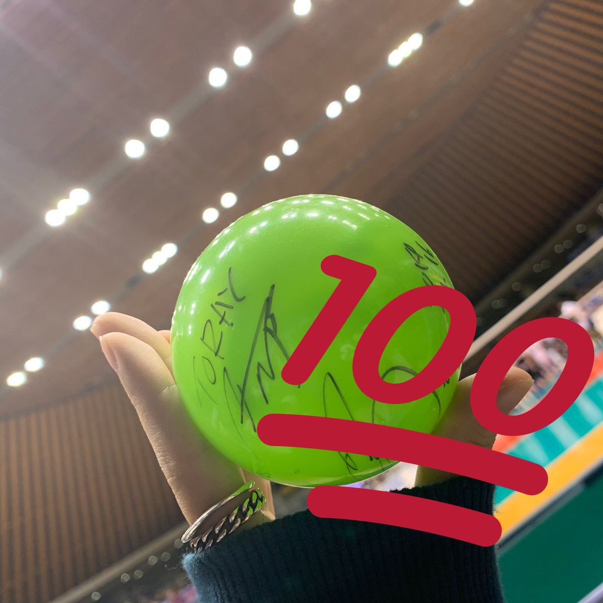__niro12's tweet photo. 初めてVリーグ観戦したけど本当に面白すぎて近すぎて楽しすぎた😂2列目だったからボールがめちゃくちゃ飛んできて太ももや頭に当たってめちゃくちゃ痛かったけど藤井ちゃんのカラーボール取れたの嬉しすぎた⤴︎⤴︎⤴︎また来月〜 https://t.co/8K1iEm9LB3