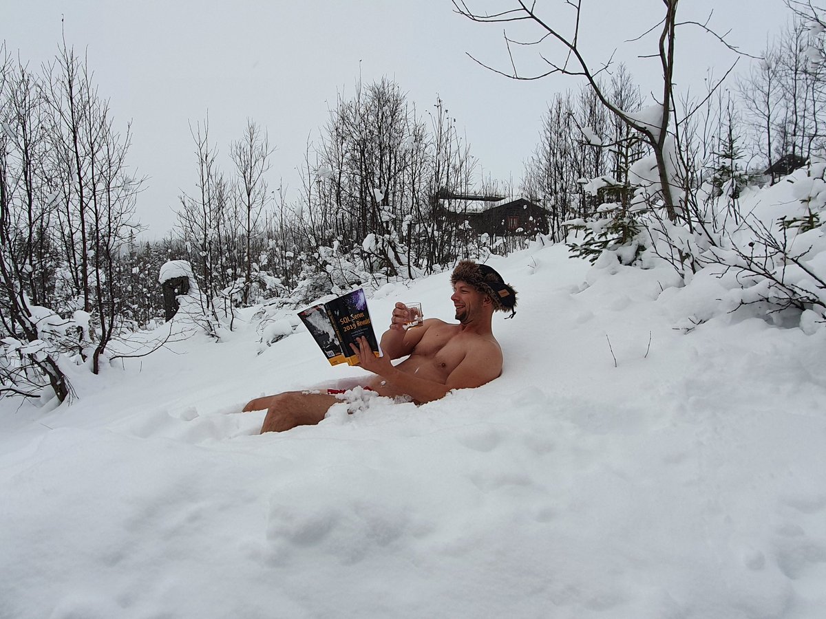 wabby's tweet image. Reading about #sqlserver2019 like a Norwegian. Thanks for the book #PASSSummit. I really enjoy it. And with a single malt whisky of course 🥃