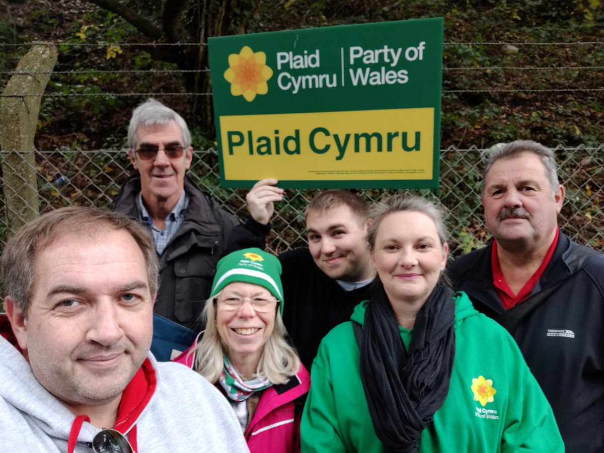 PlaidIslwyn's tweet photo. Out and about in Pontllanfraith this morning.
Allan yn cnocio drysau dros @hammondzoe79 bore ma. 😁 #VoteHammond #WalesItsUs https://t.co/grdXIqqnt9