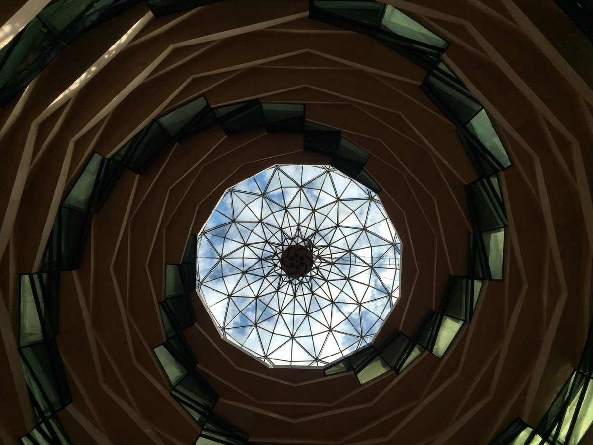 Marmara İlahiyat Camisi’nin olağanüstü bir iç mekanı var.

Tasarımı Hassa Mimarlık’a ait. Kubbe için geleneksel kırlangıç tavandan ilham alınmış.