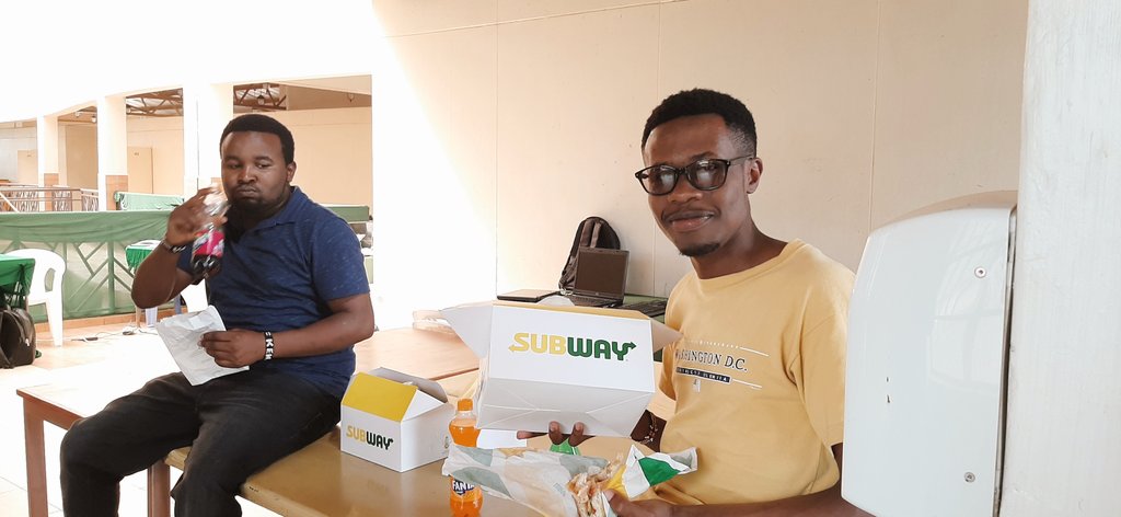 csokimathi's tweet photo. Food O'clock! Apart from code we also take food seriously 🍴 #HackAssembly19 #MSFTStudentPartner #GoogleDevelopers #DCSSSA @csokimathi @dsckimathi @TechDekut @dehub_dekut @DekutKenya https://t.co/hrWsvsrBYf