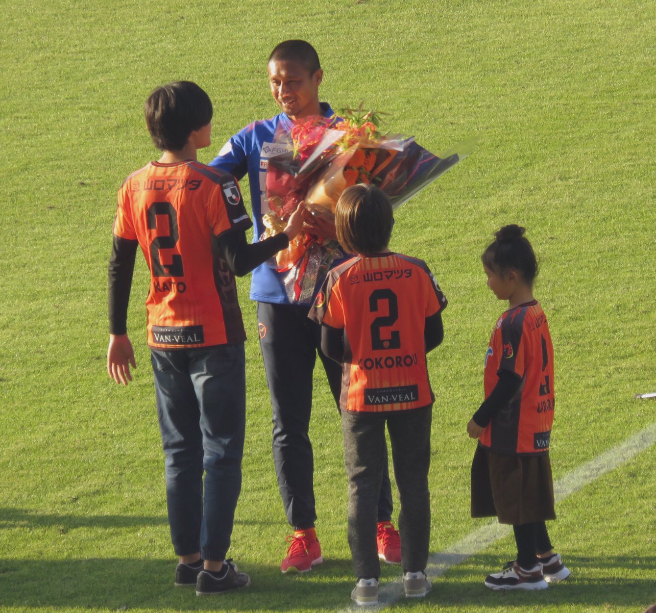 ようこママ 坪井選手 引退セレモニー 3人の子供さんより 花束贈呈 18年間 現役生活 おつかれさまでした 坪井慶介 レノファ山口 湘南ベルマーレ 浦和レッズ T Co Csqvxagnh3 Twitter ようこママ 坪井選手 引退セレモニー 3人の子供さんより 花束贈呈 18年間 現役生活 おつかれさまでした 坪井慶介 レノファ山口 湘南ベルマーレ 浦和レッズ T Co Csqvxagnh3 Twitter