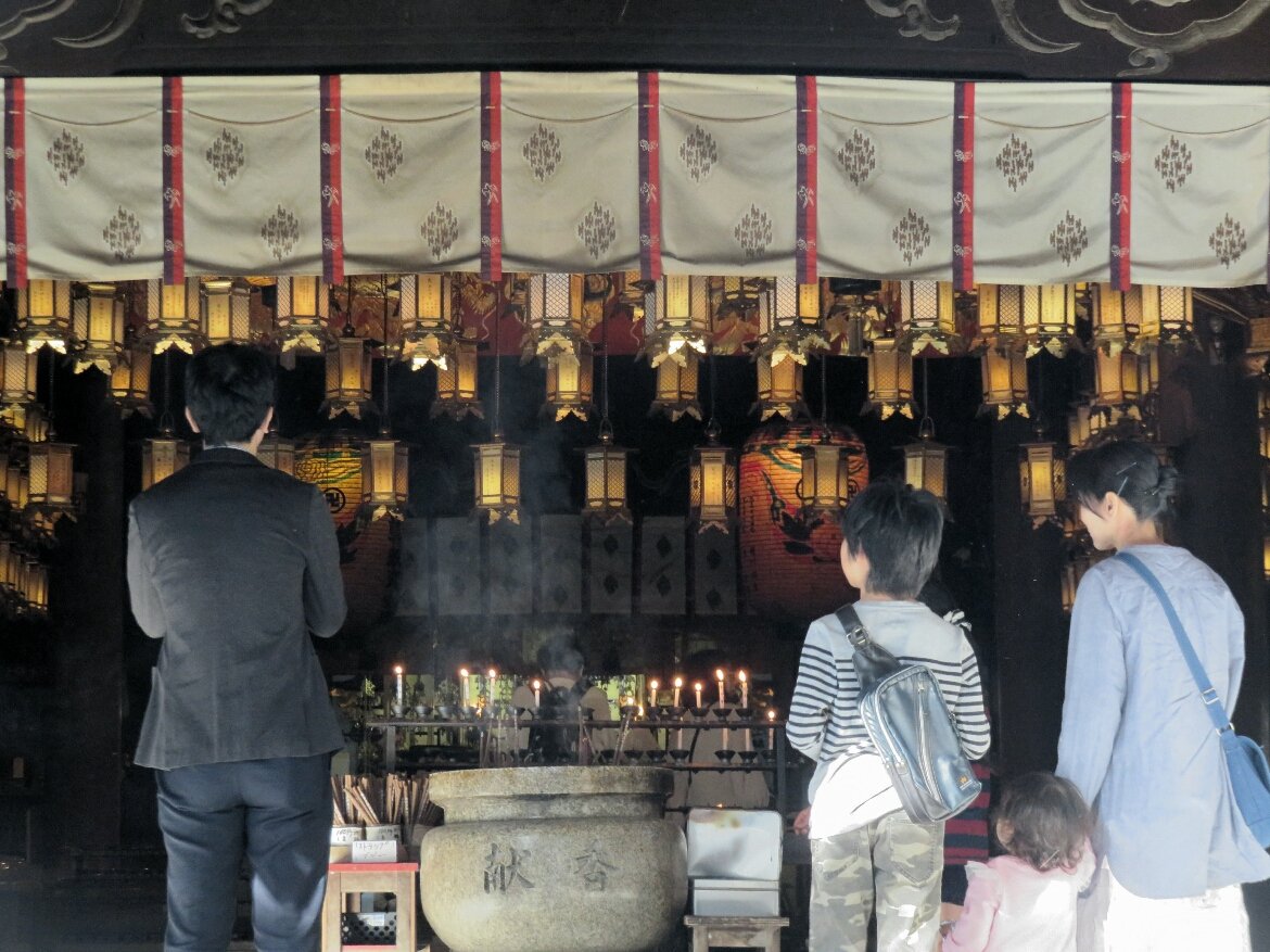 Rare designs at Ryozen-ji Buddhist temple: giant straw sandals behind the 2 Deva Kings, statues of praying babies, many bright lanterns in the hall of Fudo-myo... OK with a cane.  #JapanTravelNaruto  #TokushimaPrefecture  #Shikoku
