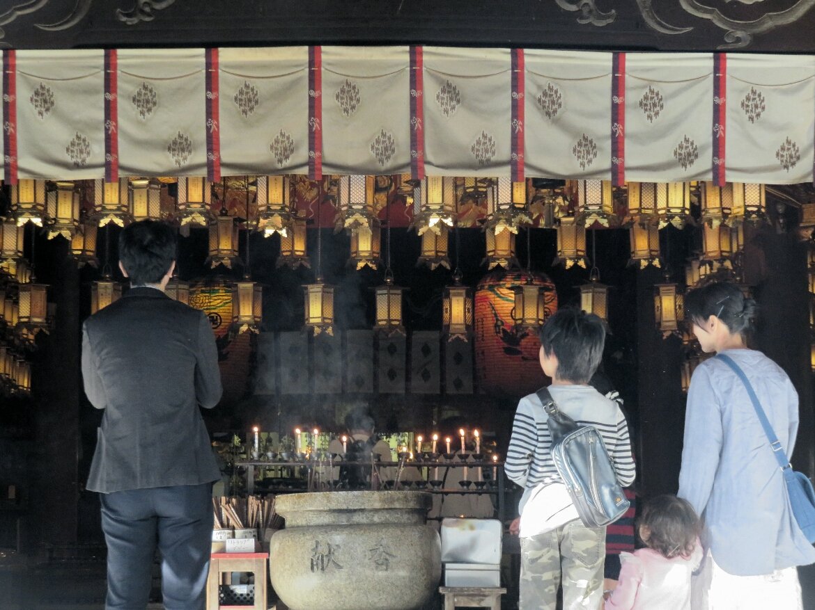 Rare designs at Ryozen-ji Buddhist temple: giant straw sandals behind the 2 Deva Kings, statues of praying babies, many bright lanterns in the hall of Fudo-myo... OK with a cane.   #JapanTravelNaruto   #TokushimaPrefecture   #Shikoku