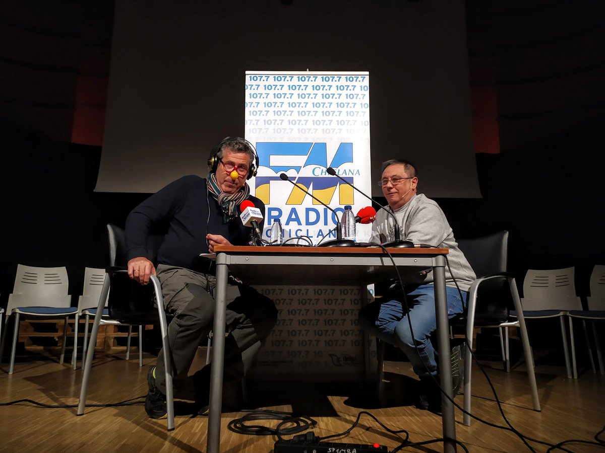 Entrevistas de “Mucha mierda”.
El programa de radio dirigido por Gari León en  <a href="/chiclanafm/">Radio Chiclana</a> emite hoy desde Medellín en colaboración con el dramaturgo Javier García 
Divulgación divertida sobre  inventos científicos en la historia del teatro. 
#CienciayTeatro19 🎭💡📻🎙️📡