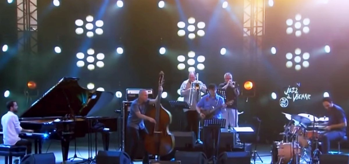 geocappiello's tweet photo. Avishai Cohen's 'New York Division' live (01:20:53)
Jazz Vienne Festival (2015-07-07)
#AvishaiCohen #vocal #bass
#KurtRosenwinkel #guitar
#NitaiHershkovits #piano
#DiegoUrcola #trumpet
#SteveDavis #trombone
#DanielDor #drums
https://t.co/LCv8evTClW
#Jazz #Jazzlovers #LiveMusic https://t.co/DM55SbYr9F