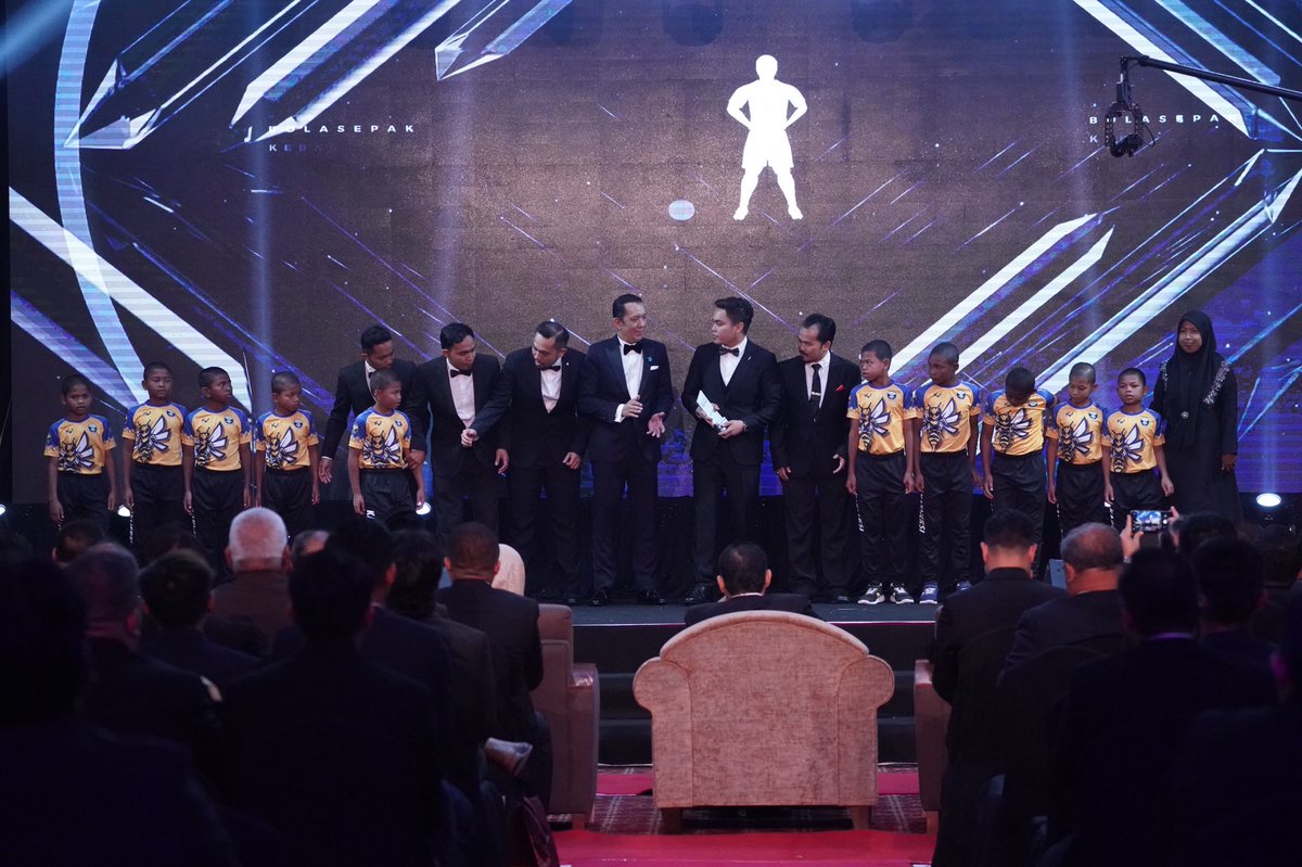 HanifMiswan17's tweet photo. One night to remember , Thankyou @MFL_MY for this recognition.
Thank you The Botaks for allowing us to be part of this journey.
Thank you everyone. ๐น
Football is not just a game.
#ABK19
#AnugerahKomuniti https://t.co/JdtKeHQr0W