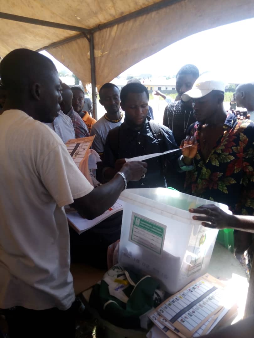 reclaimnaija's tweet image. Time: 1:24
Ogori/magongo LGA magongo
Ward 007 ugugu
Unit 001
Report: low turn out of voters,rounding up voting and waiting for counting #KogiDecides2019 .@inecnigeria .@AngaiCK .@SituationRoomNg .@ojmagic .@thecableng