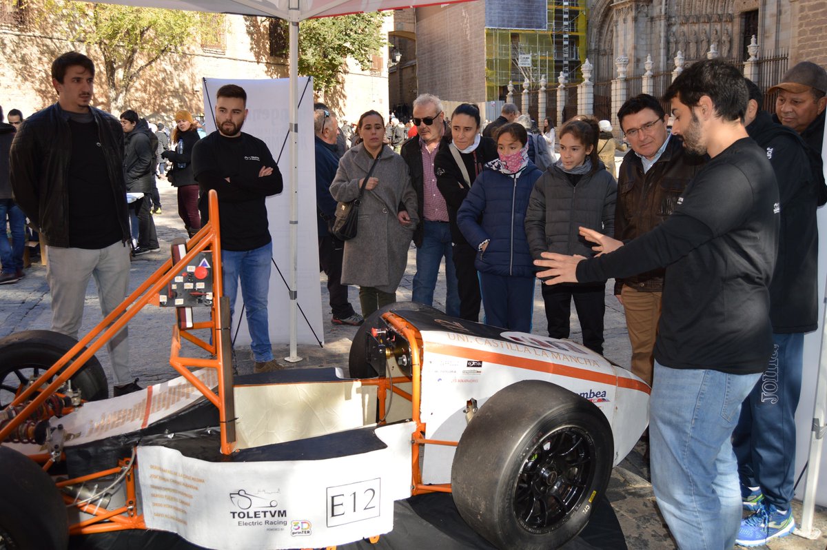 La plaza del Ayuntamiento se ha convertido este sábado en escenario del segundo aniversario de @ciencialacarta  

toledo.es/la-plaza-del-a…