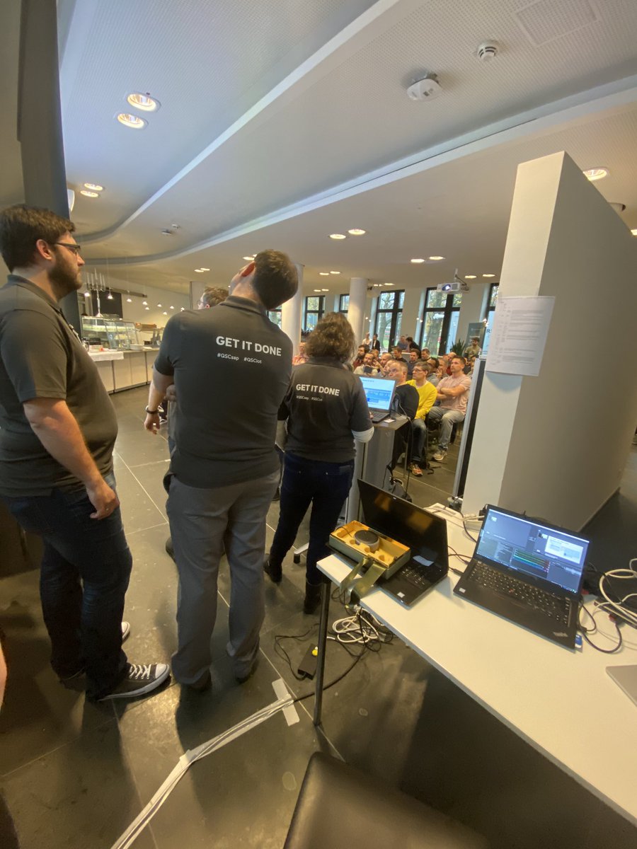 weltspion's tweet image. How it looks like being a presenter... #sithh @SAPCommunity